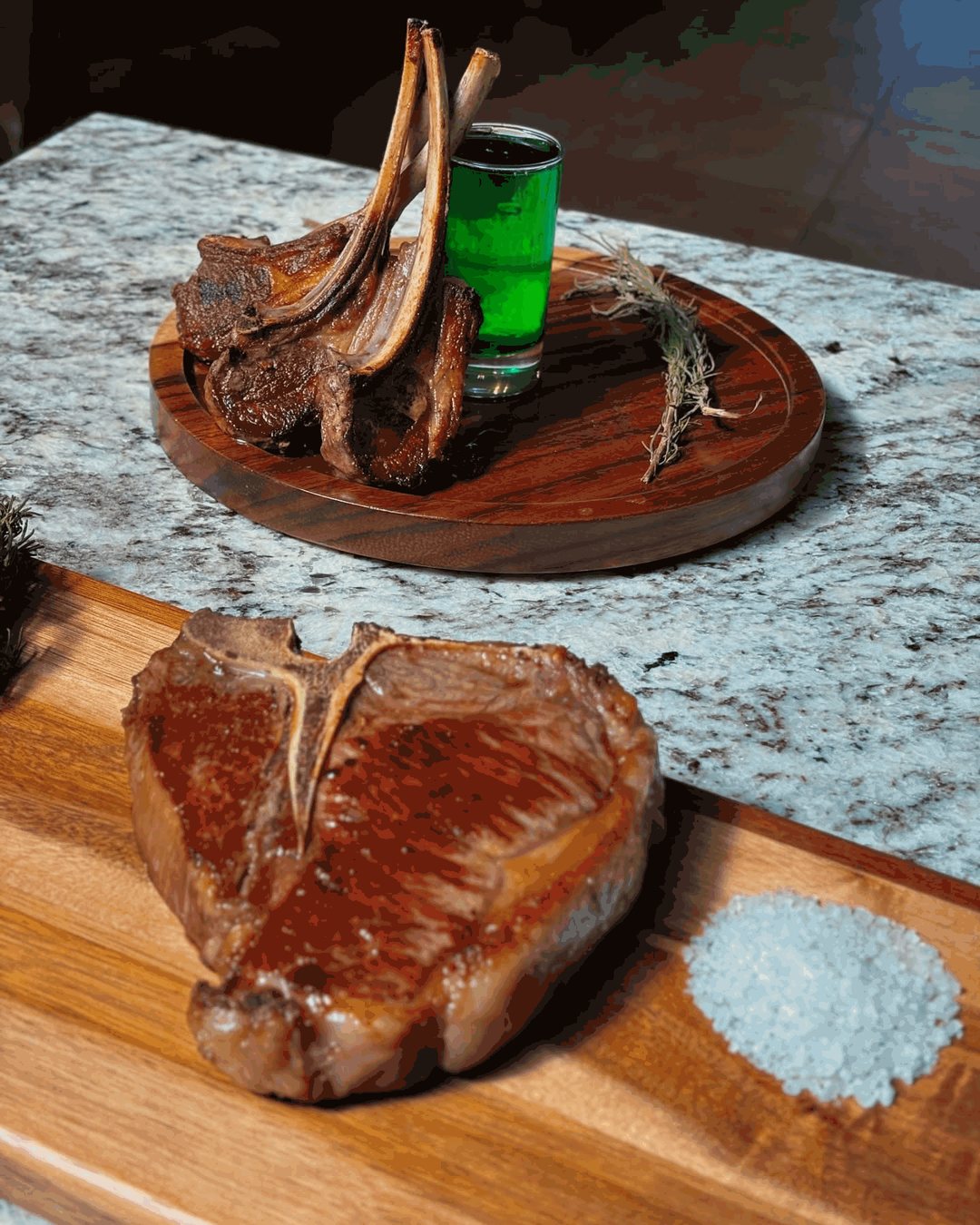 T-Bone y costillas de cordero sobre tabla de madera en La Siesta Steakhouse