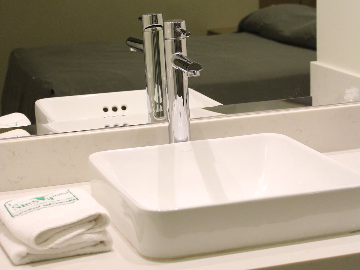 Lavabo de la Master Suite: cubierta de mármol y toallas bordadas de La Siesta