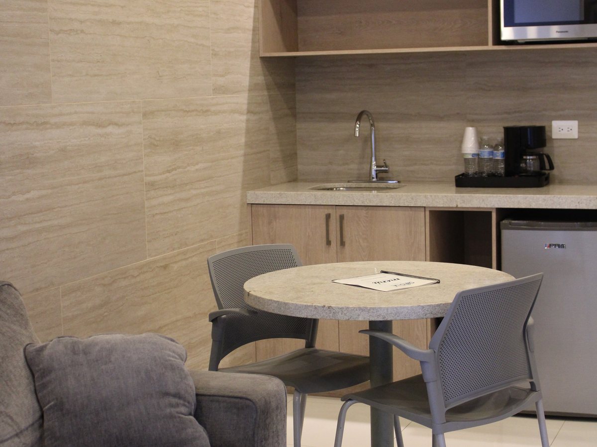 Sala de estar de la Master Suite con sofá, mesa redonda y cocineta