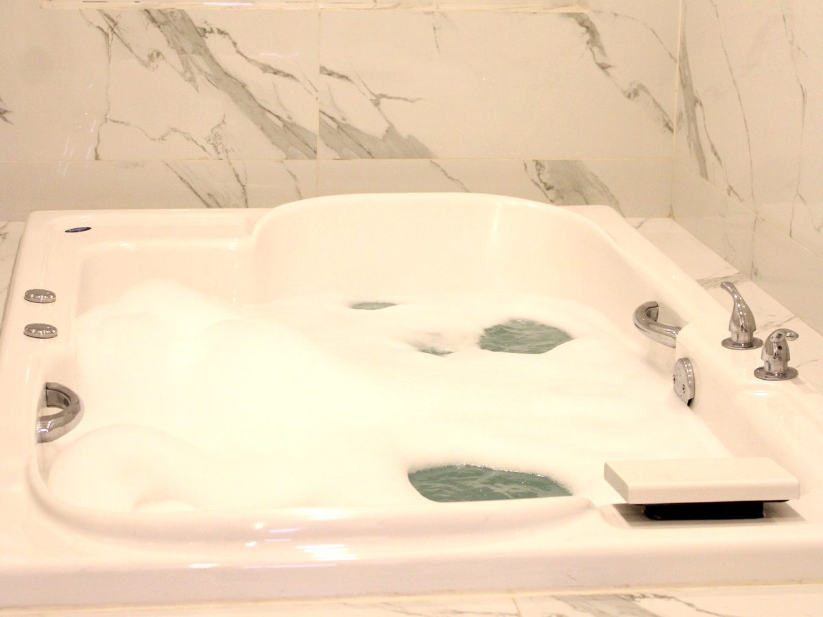 Jacuzzi de la Master Suite en su baño de mármol